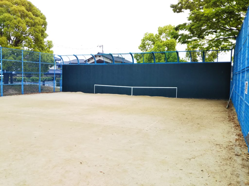 テニスの壁打ちコート