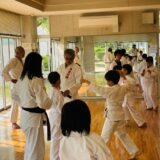 大人の女性1名とお子さんが4名体験と大会に向けた稽古