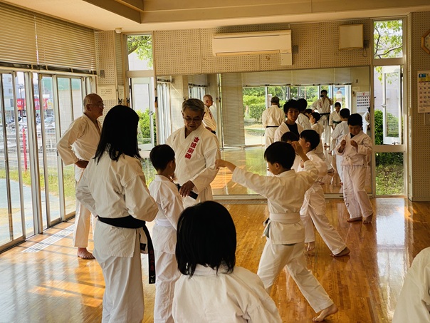 大人の女性1名とお子さんが4名体験と大会に向けた稽古