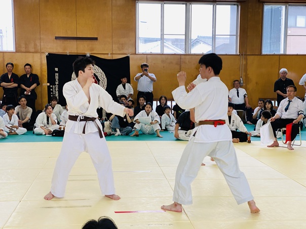 古流剛柔空手道選手権大会植村杯の有級の部を勝つ