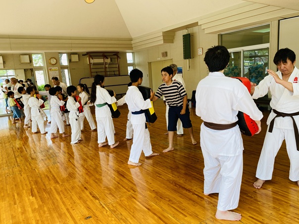 1ヶ月ぶりに稽古に行くと中学生や小学生の体験者が増えていました