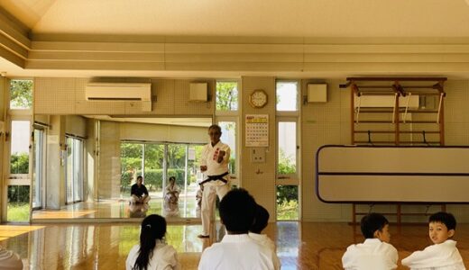 子供達が順番に型を披露した後 師範が全ての型の手本を見せてくれました