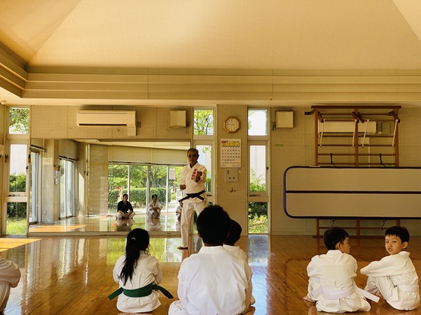 子供達が順番に型を披露した後 師範が全ての型の手本を見せてくれました
