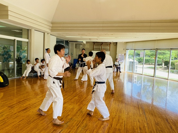 中高生と大人の組手