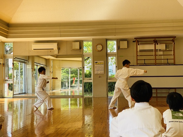 型の披露