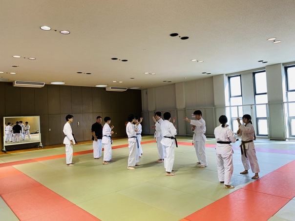 大人に対する組み手の技術講習