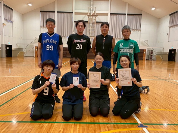 男女混合のソフトバレーボール