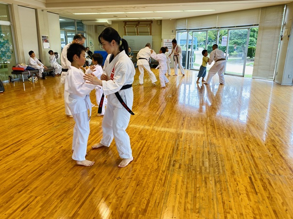 組み手大人と子ども