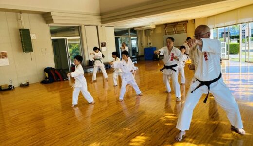 昇級昇段審査に向けて師範が別の場所で基本、移動、型を指導する事に