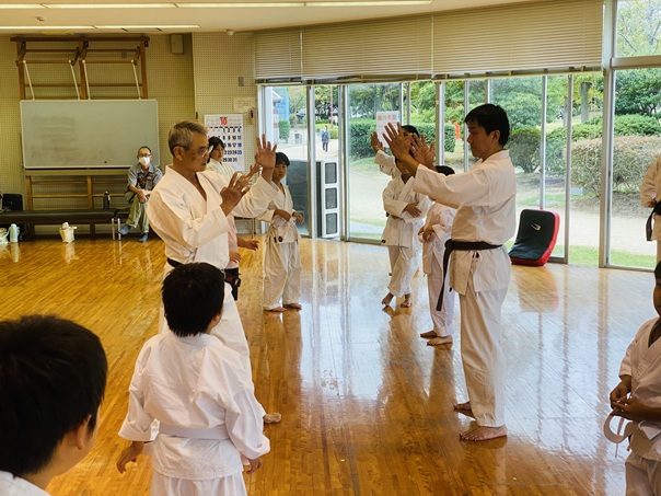 師範が細かい技の攻防の指導