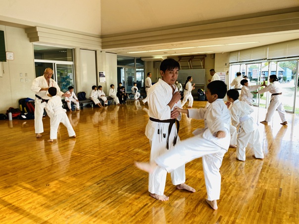 子供同士と大人と子どもの組手