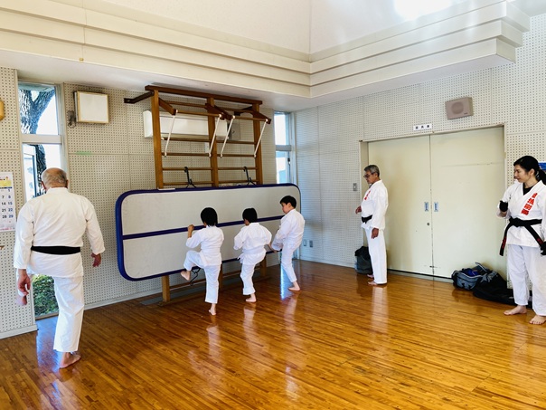 加藤さんと何年かぶりに組手 掴まれたら最後 頭突き 金的 膝蹴り肘打ち等怒濤の攻撃を