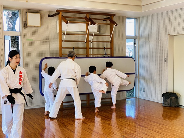 マットを使った蹴りの稽古